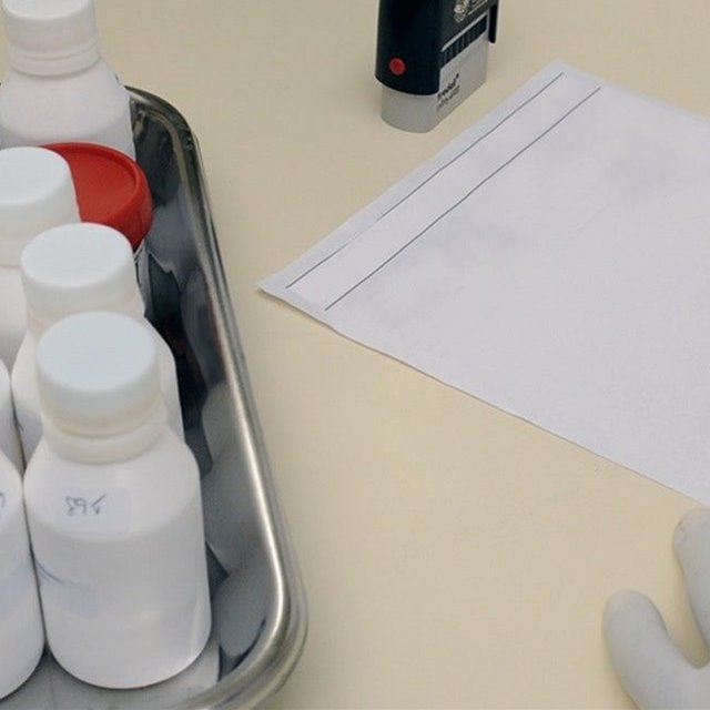 Behandlingen av barn og unge med pubertetsblokkere og hormoner kan bli strammet inn